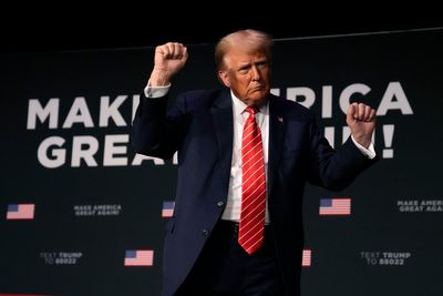 Trump seeks Pence backing ahead of Iowa rally: Live