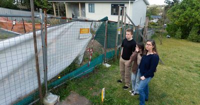'No chance' of neighbours working together on Kotara home dispute