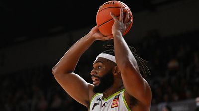 Phoenix survive late rally from Breakers in NBL triumph