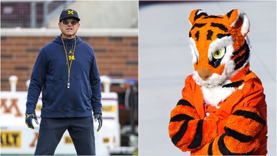 Clemson’s tiger mascots trolled Michigan’s sign-stealing scandal with clever sideline sign