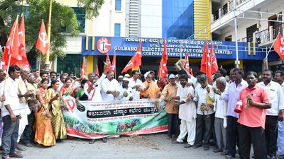 Farmers stage protest seeking 12-hrs power supply during day