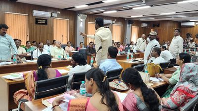 Issues of payment to pourakarmikas and smart city works discussed at council meeting
