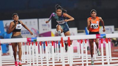 Vithya brushes away discomfort to win an easy gold