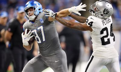 Marcus Peters with 75-yard pick-six of Jared Goff for Raiders