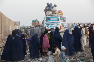 Thousands of Afghan refugees fleeing Pakistan as deportation deadline looms
