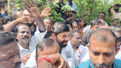Boat accident: local residents protest against Minister