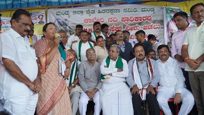 Cauvery dispute: Siddaramaiah visits farmers’ protest site in Mandya