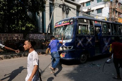 Thousands of Bangaleh's garment factory workers protest demanding better wages