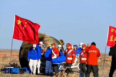 Chinese astronauts return after 6 months