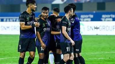 Odisha fight back to beat 10-man Bengaluru