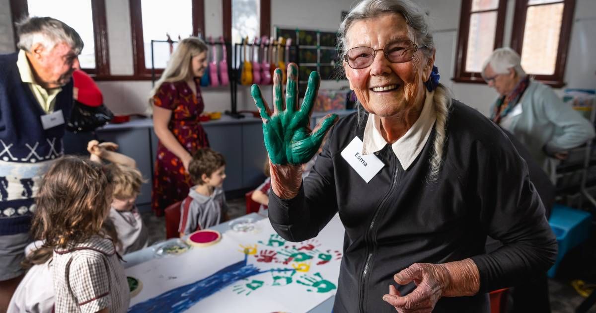 Kids help people living with dementia make colourful…
