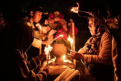 With flowers, altars and candles, Mexicans are honoring deceased relatives on the Day of the Dead