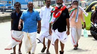 Solo walk in protest against curbs in withdrawing money from Karuvannur bank