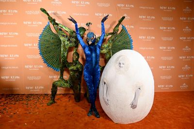 Fans are obsessed with Heidi Klum’s husband dressing as an egg for Halloween