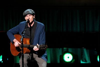 James Taylor sings national anthem as Lewiston (Maine) HS returns to football field