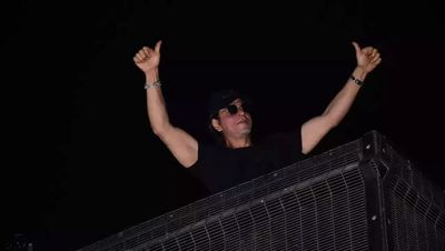 On 58th birthday, SRK makes special midnight appearance, greets sea of fans with signature pose
