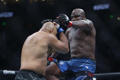 UFC free fight: Derrick Lewis blasts Marcos Rogerio de Lima with flying knee, scores 33-second TKO
