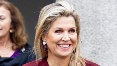 Queen Maxima’s take on autumnal berry tones is an absolute winner as she steps out in gorgeous colour-block outfit