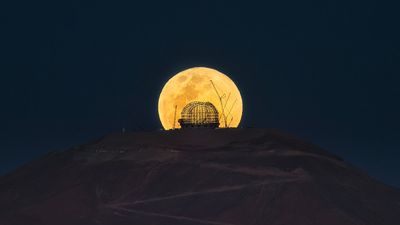 See the world's largest telescope dwarfed by the Full Hunter's Moon (photo)