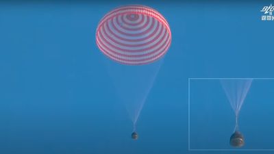 China's Shenzhou 16 astronauts apparently landed with a ripped parachute (photo)