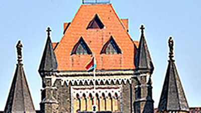 Bombay High Court issues NBWs against top officials of education department
