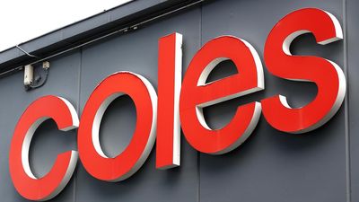 Coles workers, activists picket supermarket's AGM