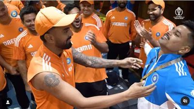 Watch: Shreyas Iyer clinches 'Fielder of the Match' award as India dominate Sri Lanka