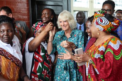 Queen enjoys dance at Kenyan domestic abuse support centre