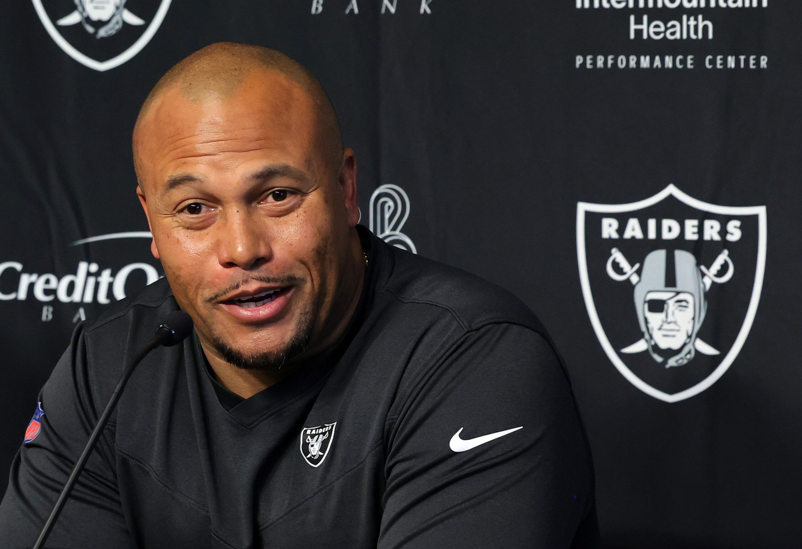 Raiders’ Antonio Pierce: Coaching Against Giants…