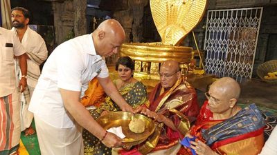 Former Vice-President Venkaiah Naidu offers prayers at Tirumala temple