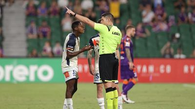Mariners see red as Glory beat champions 2-0
