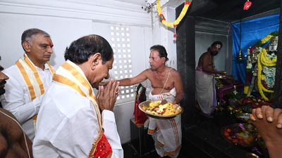 KCR visits Konaipally temple, offers prayers