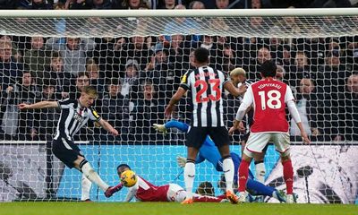 Controversial Gordon strike gives Newcastle edge against Arsenal
