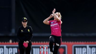 Ellyse Perry snares 5-22 as WBBL Sixers crush Renegades