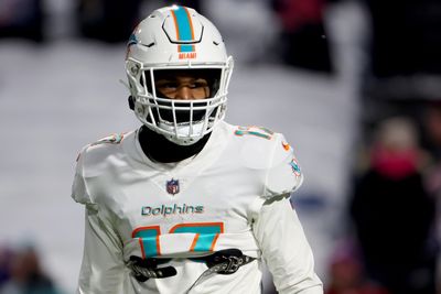 Dolphins WR Jaylen Waddle leaves with injury vs. Chiefs on second play