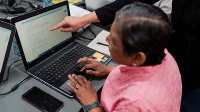 Learning digital skills helping migrants with job hunt