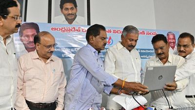 Minister Peddireddi Ramachandra Reddy launches ‘Rythu Nestham’ app of APSPDCL