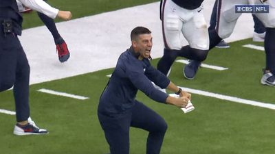 Cameras Caught Texans’ Special Teams Coach Being So Happy After RB Dare Ogunbowale Drilled a Field Goal