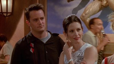 A Former Friends Extra Just Revealed That Chandler Might Have Cheated On Monica If Matthew Perry Hadn't Been Involved