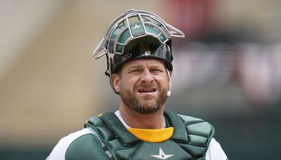 Guardians hire Mariners bullpen coach Stephen Vogt to replace Terry Francona as manager