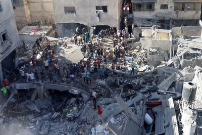Israeli troops poised to press into Gaza City with force – as Palestinians say death toll passes 10,000
