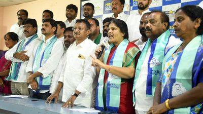 Key YSRTP leaders quit party enmasse, accuse Sharmila of bringing bad name to late YSR