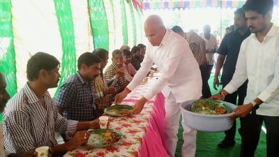 B.C. Welfare Minister serves food, collects left-over plates of sanitary staff in Konaseema