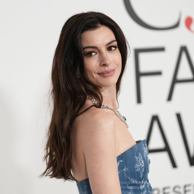 Anne Hathaway's Perfect Beachy Waves at the 2023 CFDA Awards Are Courtesy of This Volume-Boosting Mousse