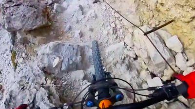 Watch MTB rider hurtling down hiking path so steep, hikers need a safety rope