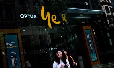 Half of Australia left without internet or phone as Optus crashes