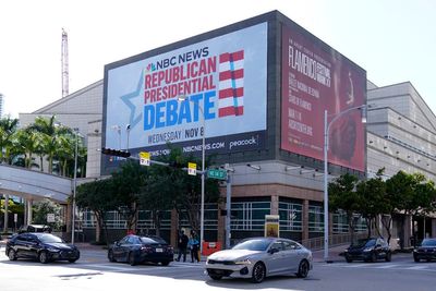 5 Republicans will take the stage in Miami, while Trump holds a rally nearby. Follow live updates