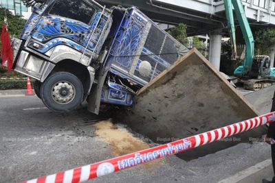 Stuck truck finally freed from Sukhumvit hole