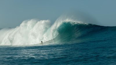 Australian surfer sets world record on Hawaiian giant