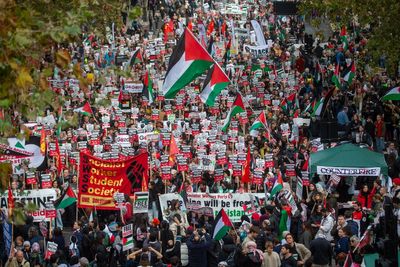 Armistice Day organisers back pro-Palestine marches as Braverman labelled ‘out of control’ - live